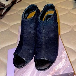Franco Sarto 7.5 black canvass heel
